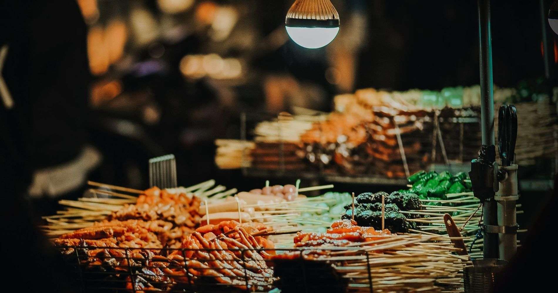 Popularitas “Street Food Premium” di Jakarta Meledak: Dari Warteg Naik Kelas hingga Sate Eksklusif di Hotel Bintang Lima