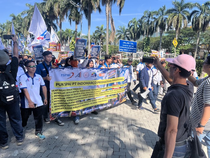 Buruh Gelar Aksi di Menara Indomaret Kawasan Pantai Indah Kapuk, Tuntut Pembayaran Upah Lembur